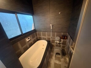 A bathroom with a bathtub, toilet, and shower. - Surrounded by forests and rivers, this whole-house rental offers a special getaway where you can enjoy camping, barbecues, and bonfires amidst nature. (富津市萩生)