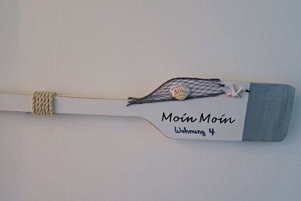 A wall-mounted object with a net and a ball, labeled 'Moin Moin Wohnung 4'.