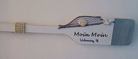 A wall-mounted object with a net and a ball, labeled 'Moin Moin Wohnung 4'.