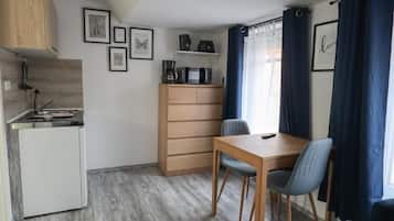 Basic Apartment | Dining