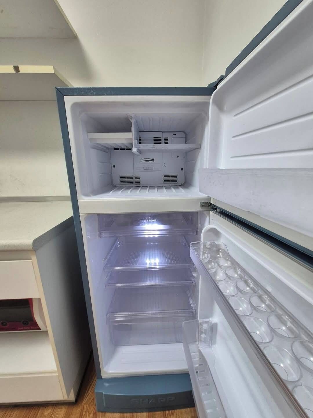 Ein Kühlschrank mit mehreren Ablagen und einem separaten Gefrierfach.