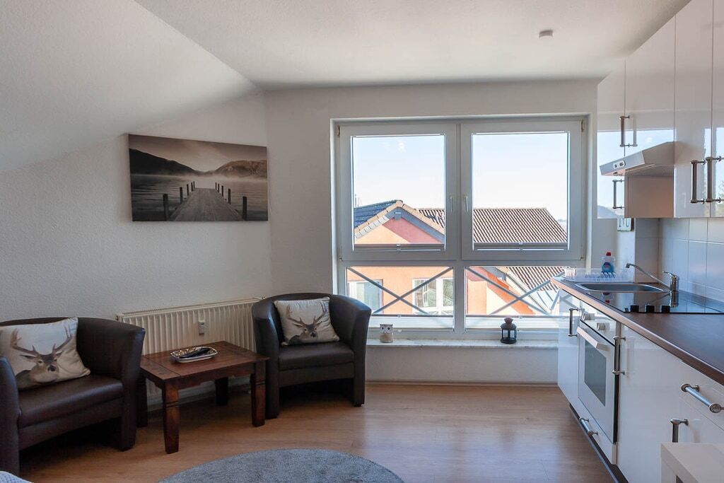Un salon moderne avec un canapé, une table basse et un tableau accroché au mur.