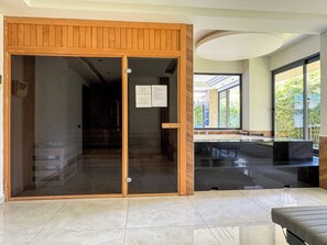 Eine moderne Hotelhalle mit einer Holztür, einem Empfangstresen und einer Sitzecke.