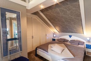 Una camera da letto con un letto, comodini, uno specchio e un armadio.