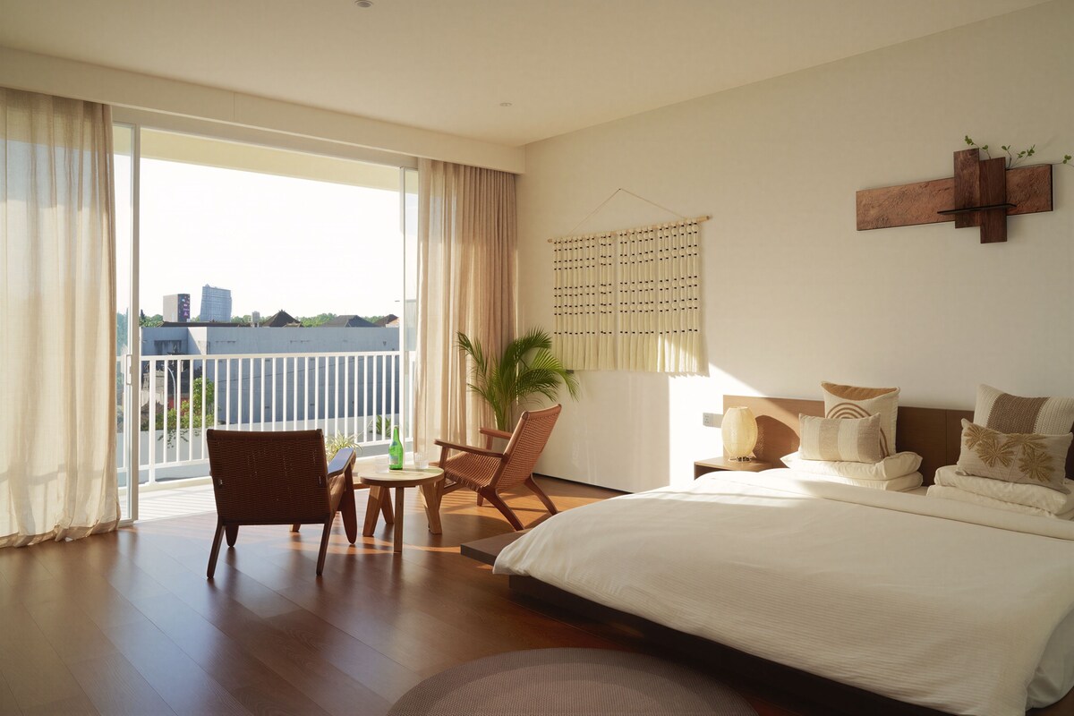 Senior Studio Suite, 1 King Bed, Balcony, Courtyard View