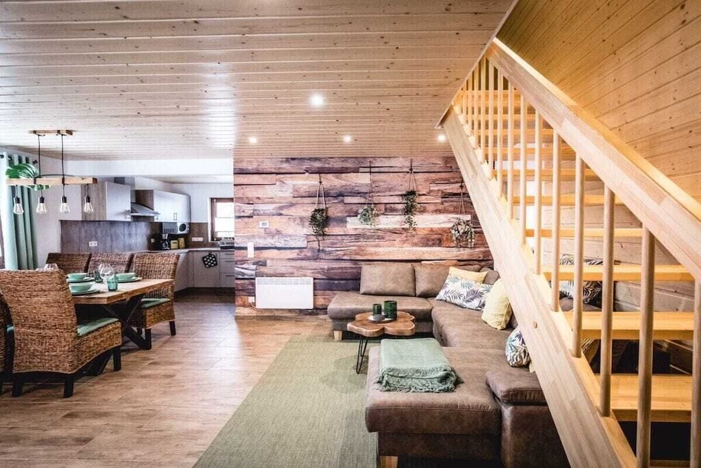 Ein modernes Interieur mit Essbereich, Sofa und Treppe.