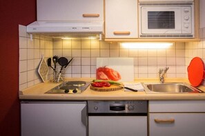 A kitchen with a Bosch dishwasher, a microwave, and a sink. - Landhof forget-me-not (Oberstdorf)