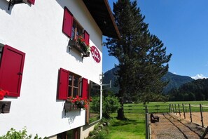 A white building with red shutters and a sign that reads 'Hotel'. - Landhof mountain mint (Oberstdorf)