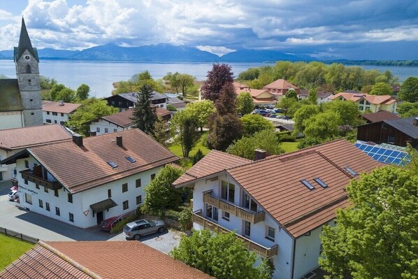 Un quartiere residenziale con case, una chiesa e un lago sullo sfondo.