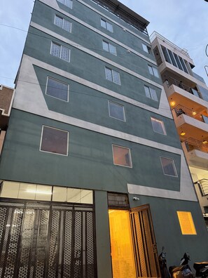 Un edificio moderno de varios pisos con una serie de ventanas y balcones.