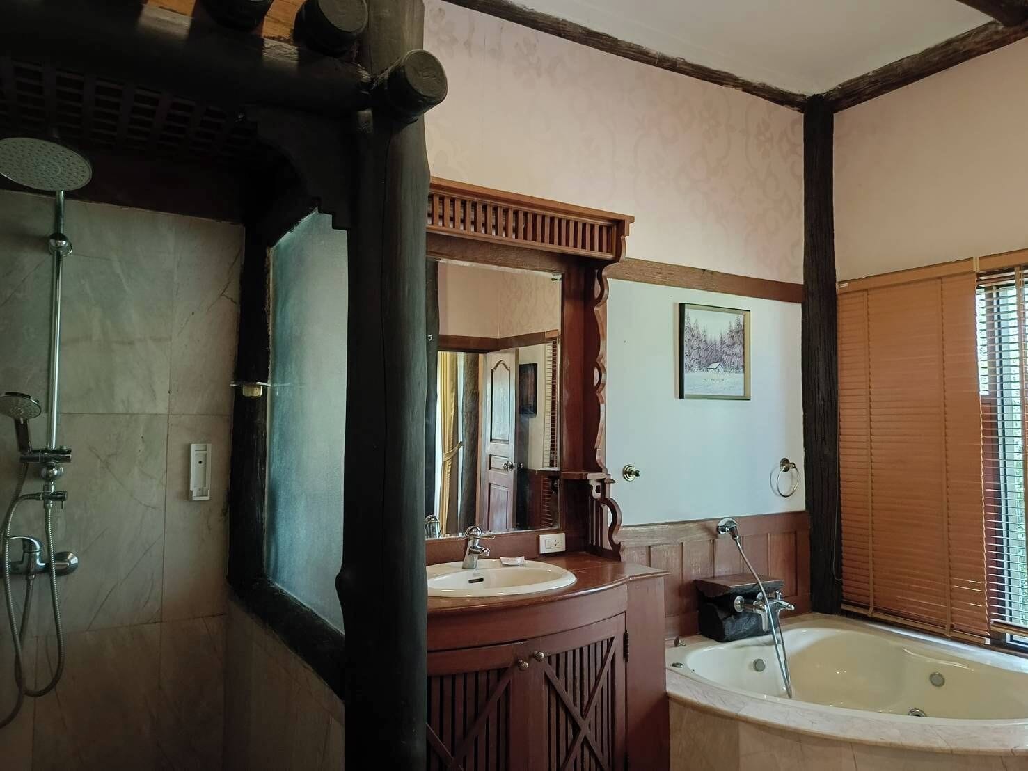 Habitación triple, vista al jardín | Baño