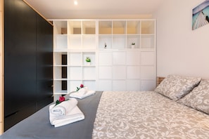 Een slaapkamer met een bed, een kledingkast en een inbouwkast.
