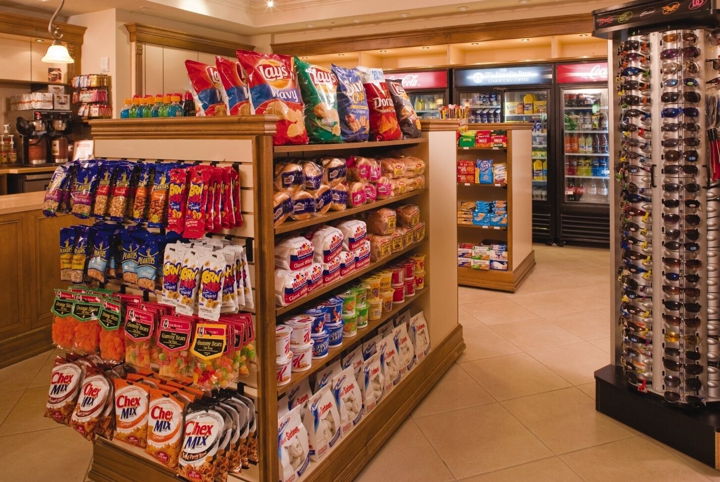 Ein Supermarkt mit Gängen voller Snacks, Frühstückscerealien und weiteren Lebensmitteln.