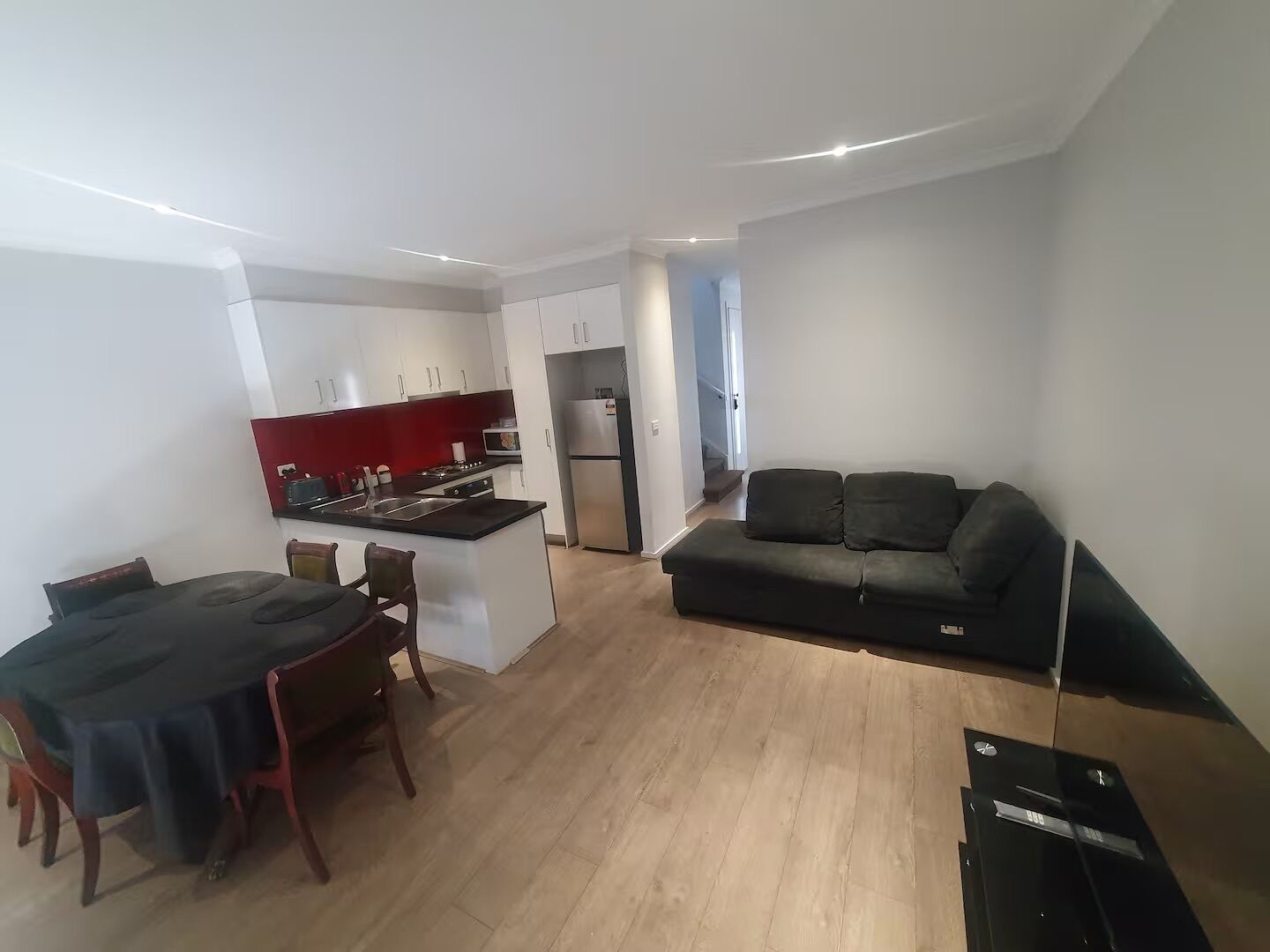 Un apartamento moderno con cocina, comedor y sala de estar.