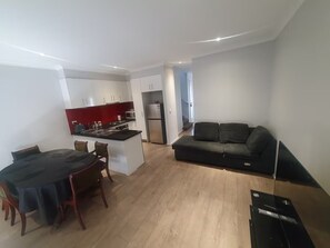 Un apartamento moderno con cocina, comedor y sala de estar.