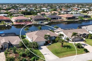 Un barrio residencial con casas, un puerto deportivo y un canal.