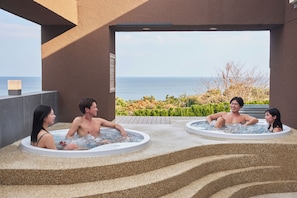 Zona de spa con jacuzzis y vistas al mar.