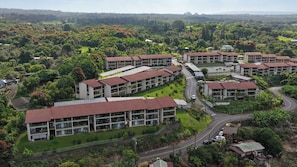 Zona residencial amb diversos edificis d'apartaments, carreteres i zones verdes circumdants.