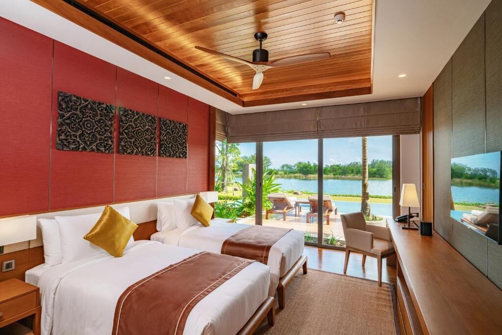 4 Bedroom Lakeside Pool Villa