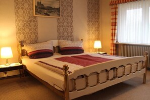 A bed with a headboard, two bedside tables, and lamps. - Holiday apartment with 2 bedrooms (Norden-Norddeich)