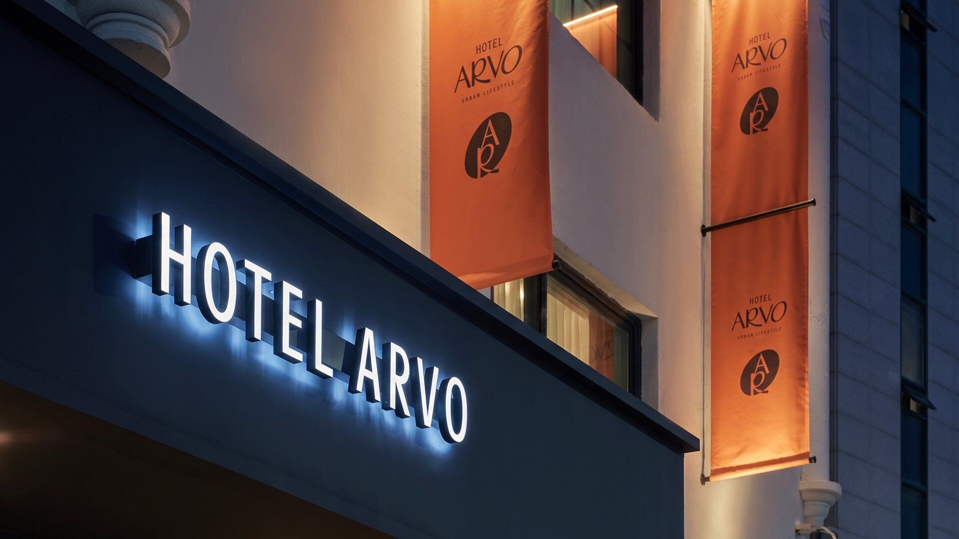 Un cartel de hotel con el nombre 'HOTEL ARVO' y un logotipo.