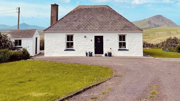 Exterior - Charming cottage on Mount Brandon,stunning unimpeded ocean views close to Dingle (Dingle)