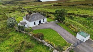 Exterior - Charming cottage on Mount Brandon,stunning unimpeded ocean views close to Dingle (Dingle)