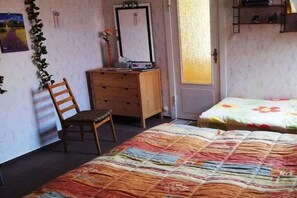A bedroom with a bed, a dresser, a chair, and a mirror. - Holiday apartment Assenta (Blankenburg)