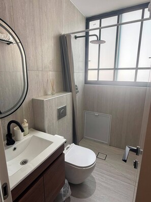 A modern bathroom with a toilet, sink, and shower. - Prestigious Suite Near Mamilla—View of the Ancient Walls (Jerusalem)