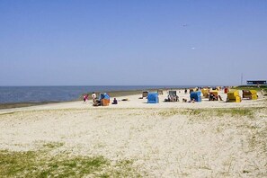 Une plage avec des tentes et un ciel dégagé.