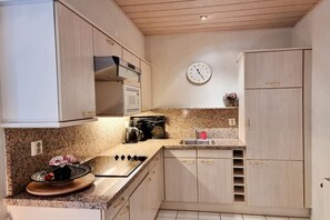 Una cocina con microondas, estufa y lavaplatos.