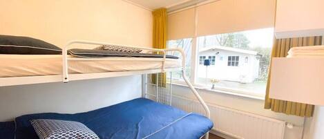 3 bedrooms, WiFi (free), bed sheets