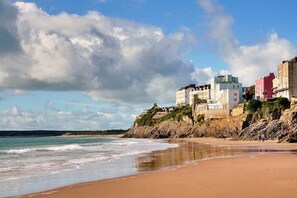 A coastal beach with buildings on a cliff. - 1 bed retreat in the heart of Tenby - Apartment 3 (Tenby)
