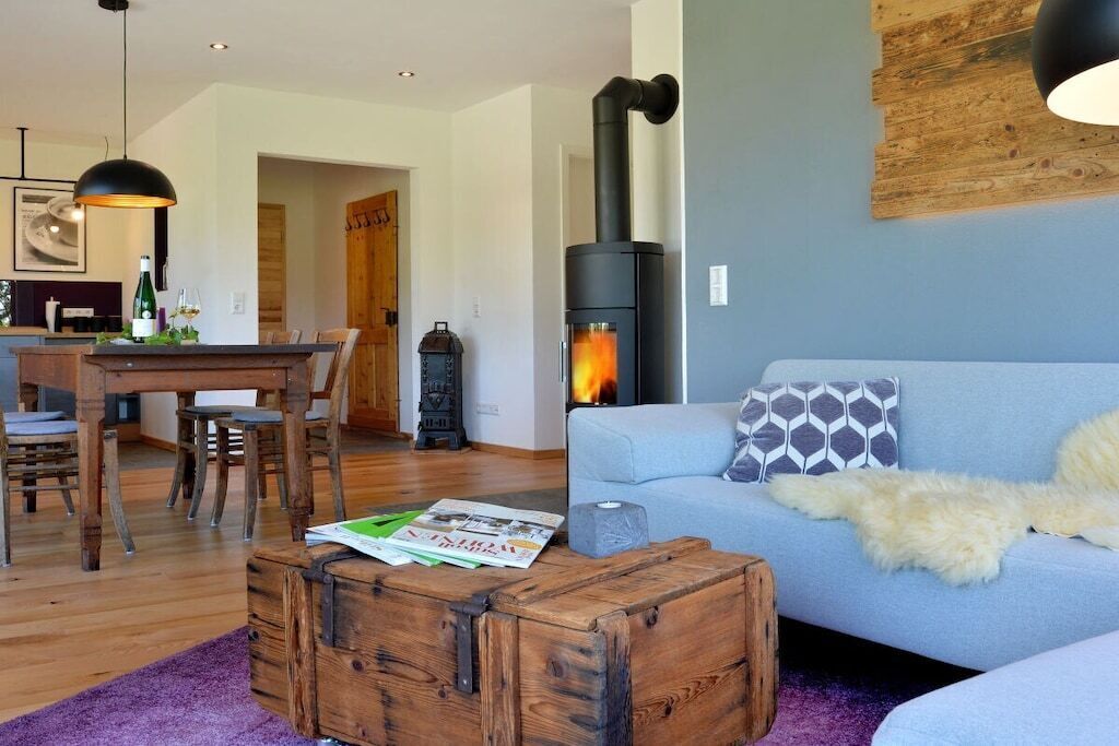 Smart-TV, Kamin, Bücher