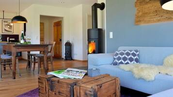 Smart-TV, Kamin, Bücher