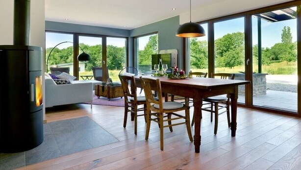 Decoração moderna com sala de jantar, sofá e lareira.