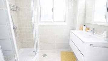 Apartment, Balcony, City View | Bathroom