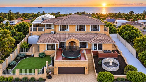The Beach House | Spacious 4BR, Spa & Coogee Beach