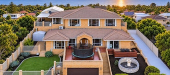 The Beach House | Spacious 4BR, Spa & Coogee Beach