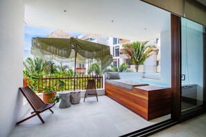 A balcony with a wooden bench, a small table, and a potted plant. - Selva Sea Retreat With Private Pool Terrace (Bucerías)