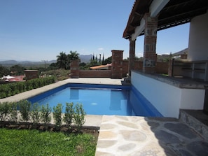 A swimming pool with a clear view of the surrounding landscape, including distant mountains and a clear sky. - Private Heated Pool - Lake View House - Golf Club (Chapala)