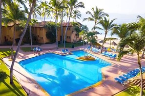 A swimming pool with lounge chairs and palm trees, surrounded by buildings. - Estudio a 10 Pasos de la Playa Vallarta (Puerto Vallarta)
