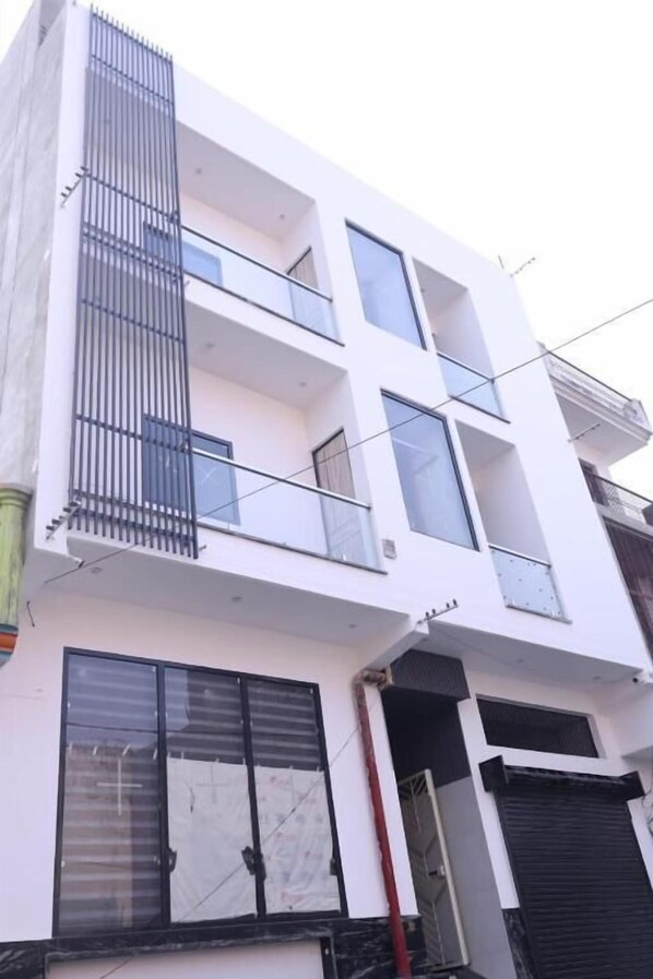 A multi-story building with balconies and large windows. - HOTEL SHREE KARNI PALACE (Bulandshahr)