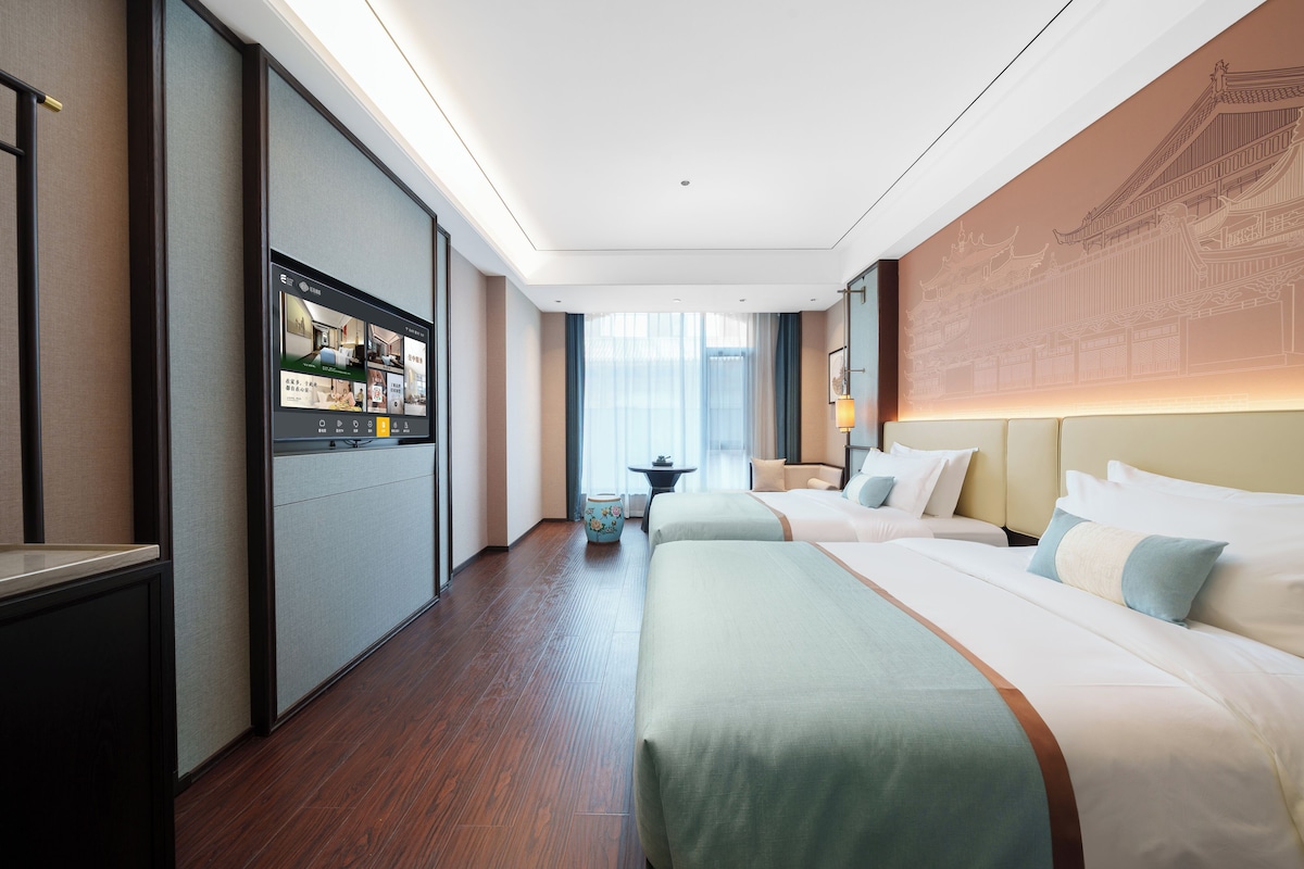 Quarto casal clássico, suíte | Área de estar | TV LCD 55 cm com canais a cabo