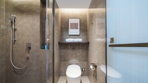 Habitación individual clásica | Baño | Regadera, amenidades de baño gratuitas, secadora de cabello, toallas 