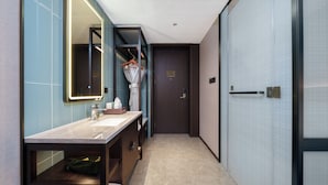 Habitación individual clásica | Baño | Regadera, amenidades de baño gratuitas, secadora de cabello, toallas 