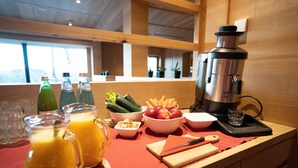 A kitchen counter with a coffee maker, fresh vegetables, fruits, and juice glasses. - Room 11 with Mountain View (Badia)