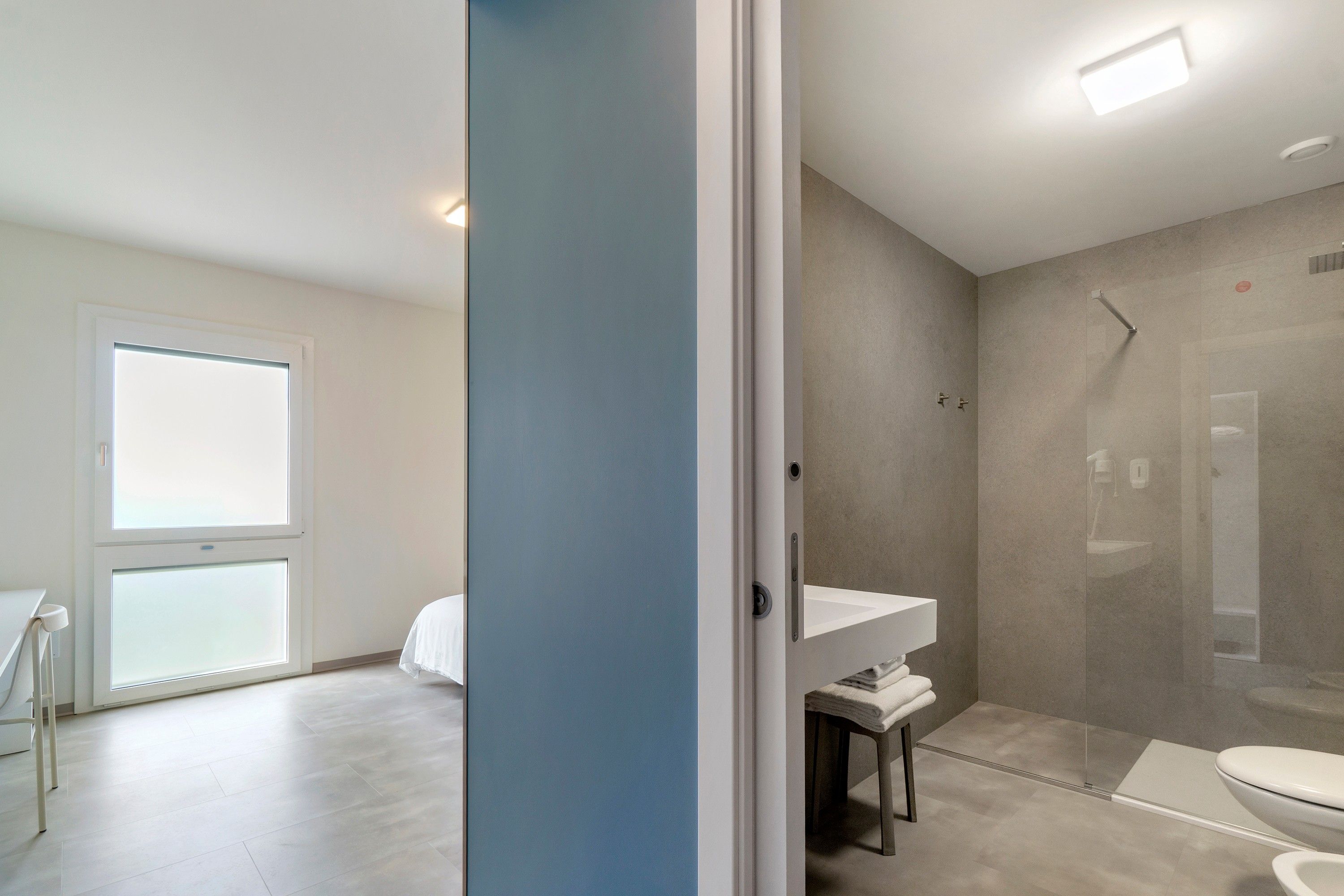 Une salle de bain moderne équipée d’une douche, de toilettes et d’un lavabo.