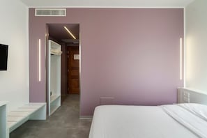 A bedroom with a bed, a wardrobe, and a mirror. - Room 'Camera Matrimoniale Standard' with Wi-Fi and Air Conditioning (Venice)