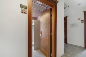 Interior - Room 'Camera Matrimoniale Standard' with Wi-Fi and Air Conditioning (Venice)
